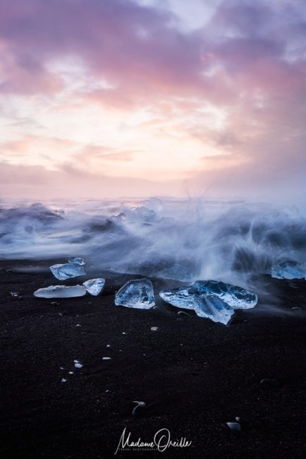 Photo en mouvement, icebergs sur une plage, Islande