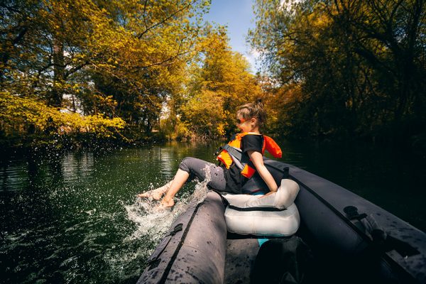 mettre les pieds dans l'eau en kayak