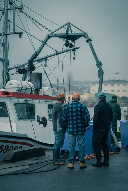 Pêcheurs sur le quai, au port